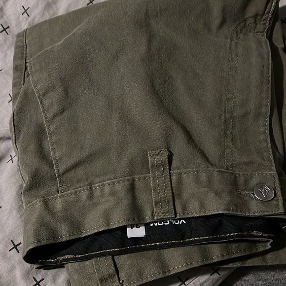 Lot of 3 volcom shorts - Picture 5 of 5